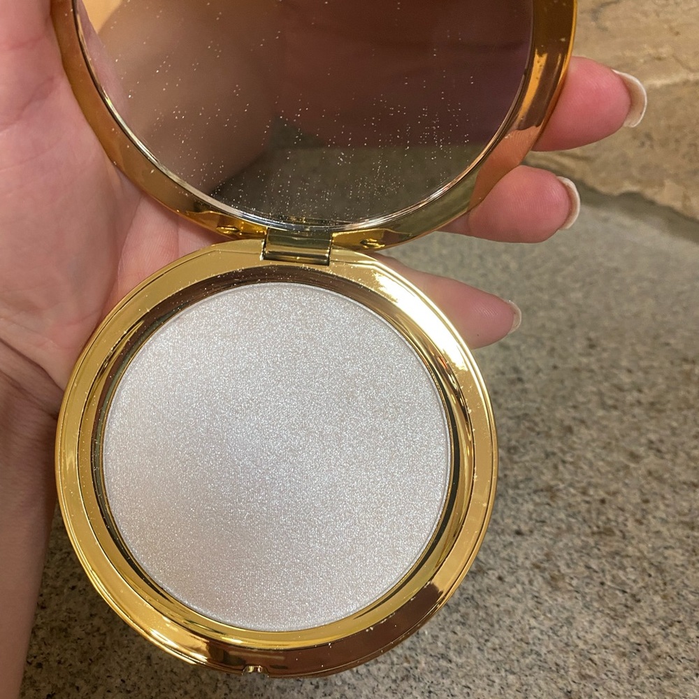 Makeup - Picture 6 of 6